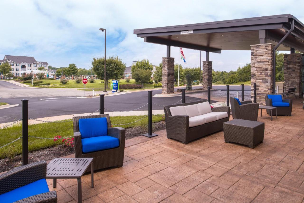 Holiday Inn Express & Suites Farmville By Ihg Exterior photo